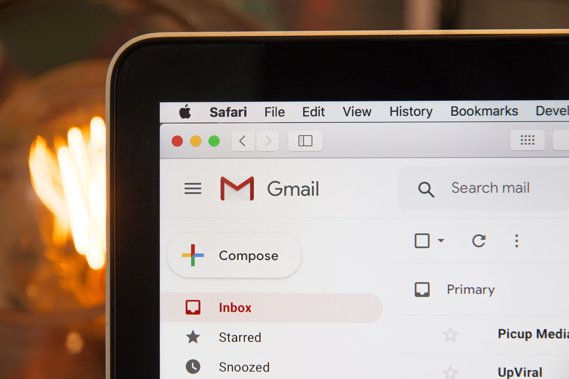 Pantalla de una pc con el correo electrónico de gmail abierto